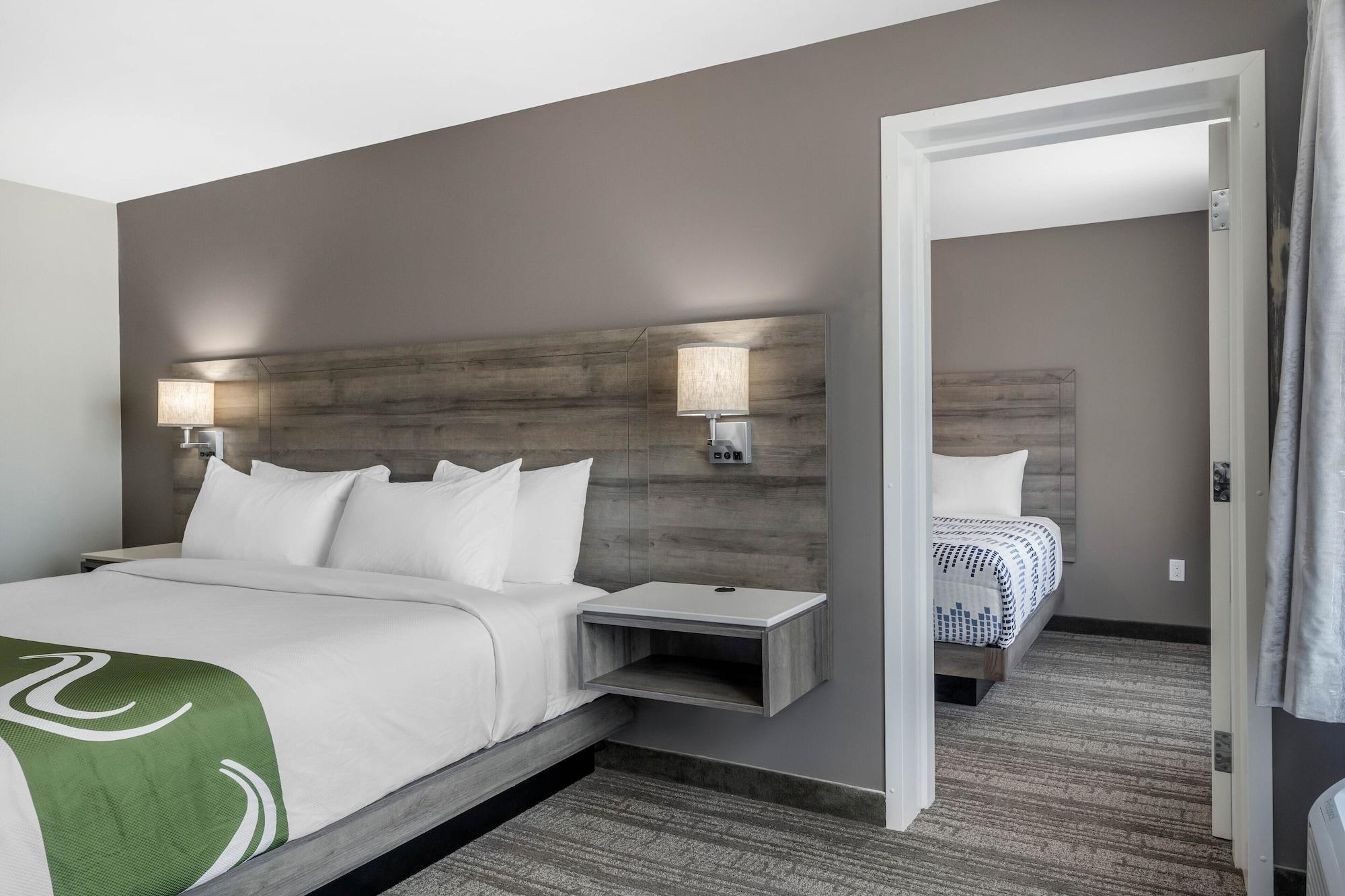 Quality Inn & Suites Amsterdam Фредериктън Екстериор снимка