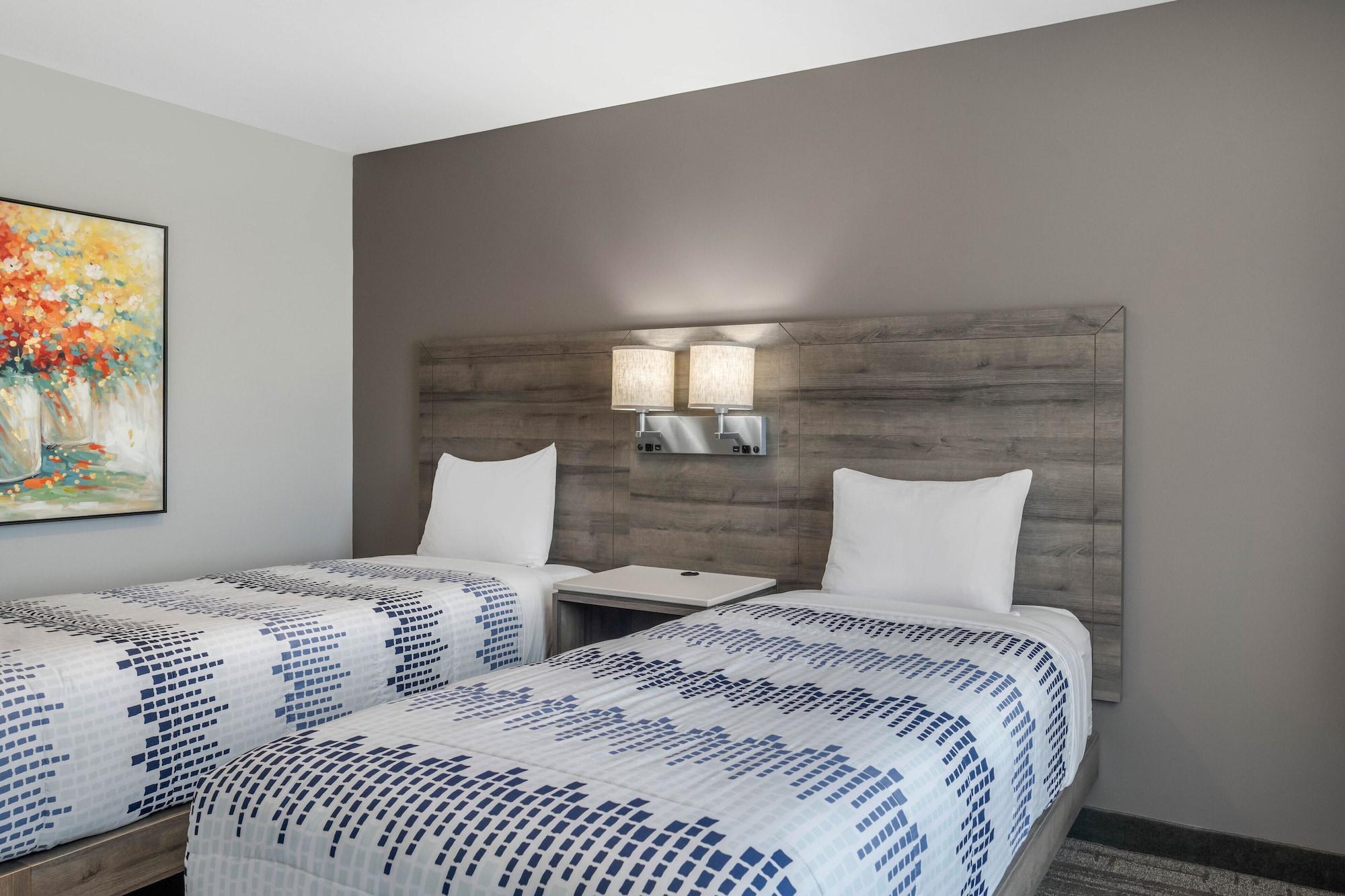 Quality Inn & Suites Amsterdam Фредериктън Екстериор снимка