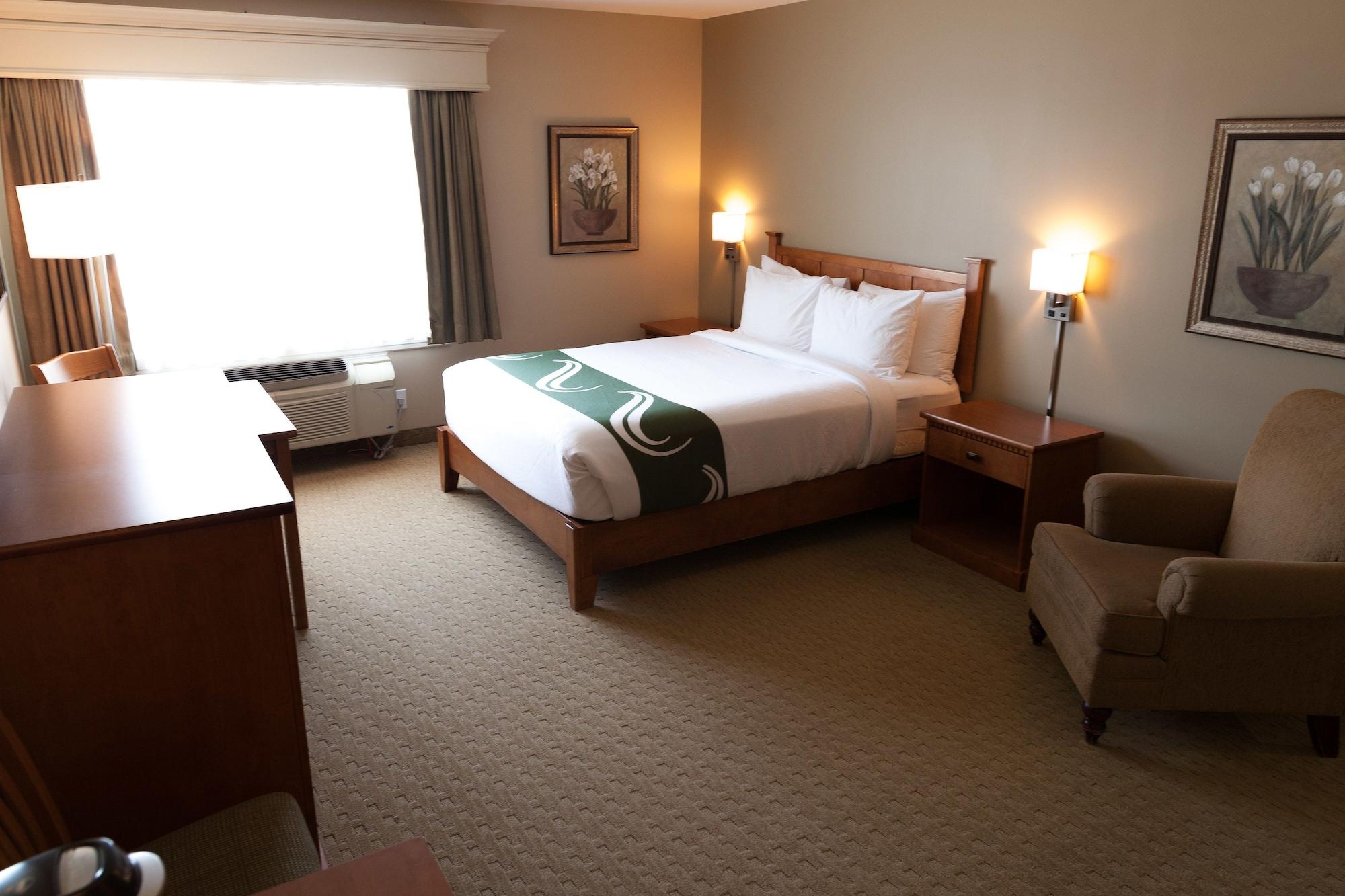 Quality Inn & Suites Amsterdam Фредериктън Екстериор снимка