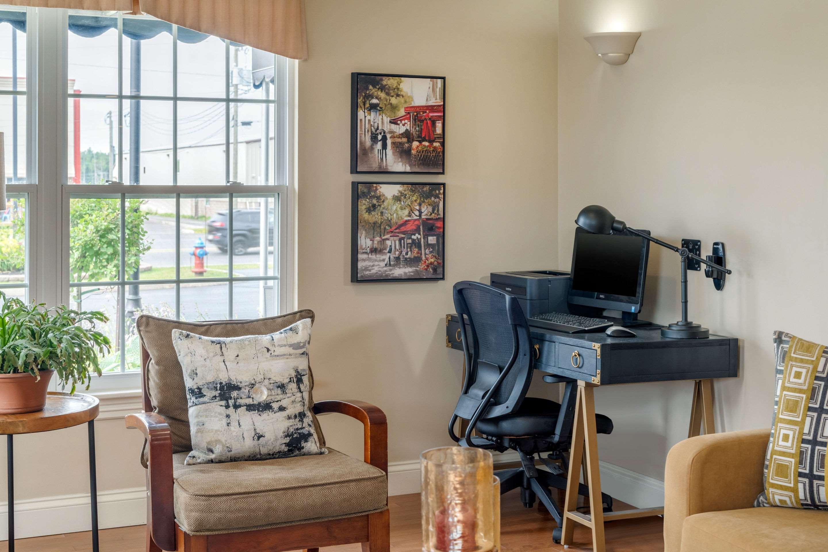 Quality Inn & Suites Amsterdam Фредериктън Екстериор снимка