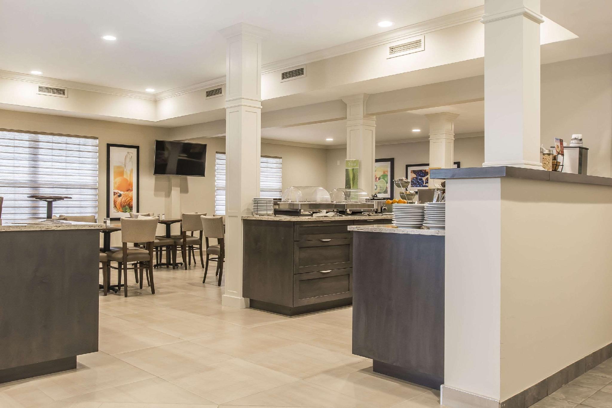 Quality Inn & Suites Amsterdam Фредериктън Екстериор снимка