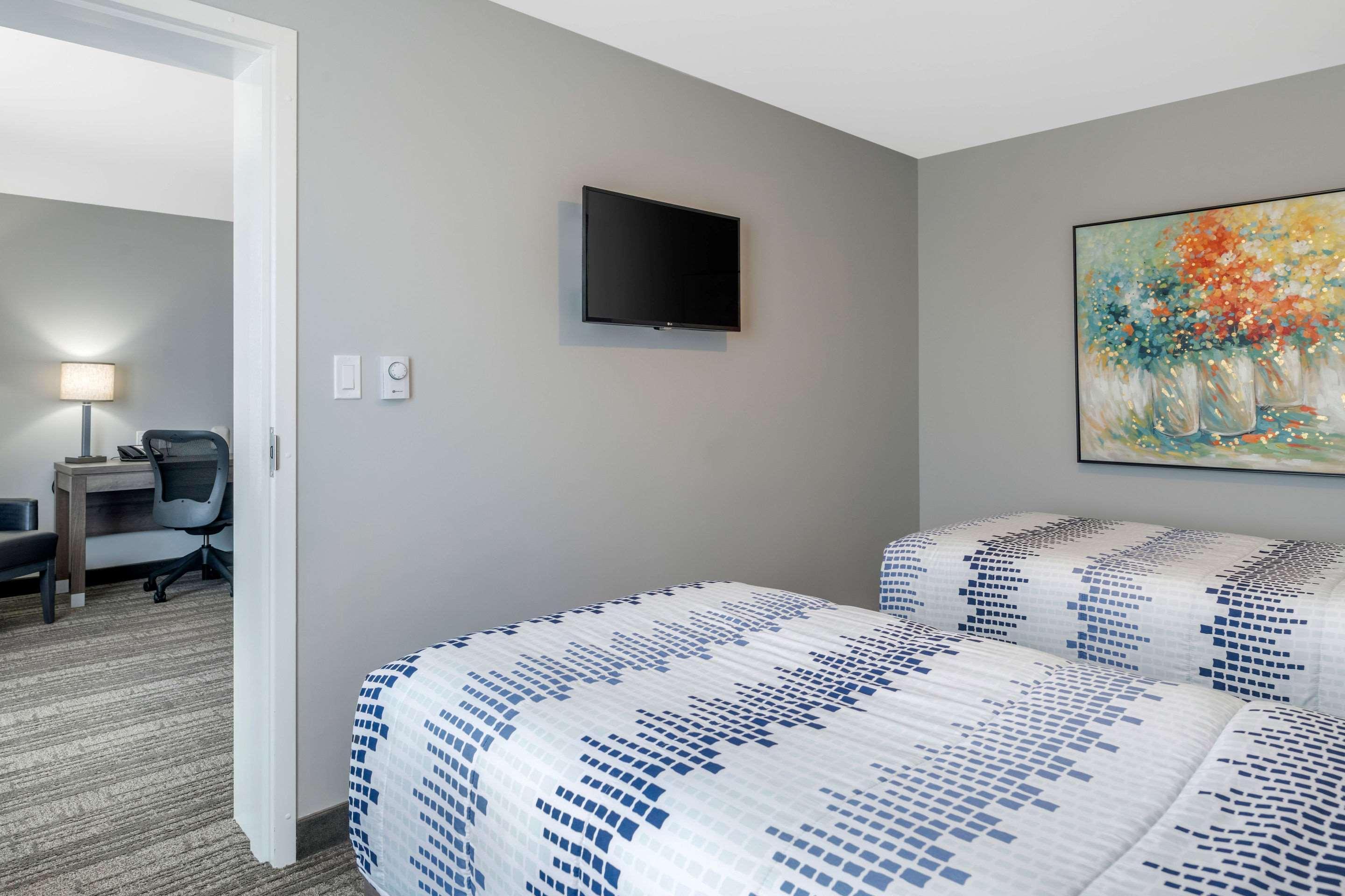 Quality Inn & Suites Amsterdam Фредериктън Екстериор снимка