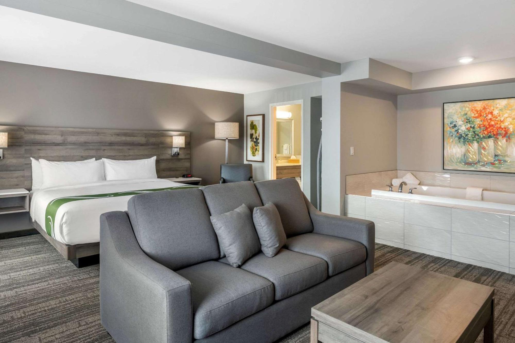 Quality Inn & Suites Amsterdam Фредериктън Екстериор снимка