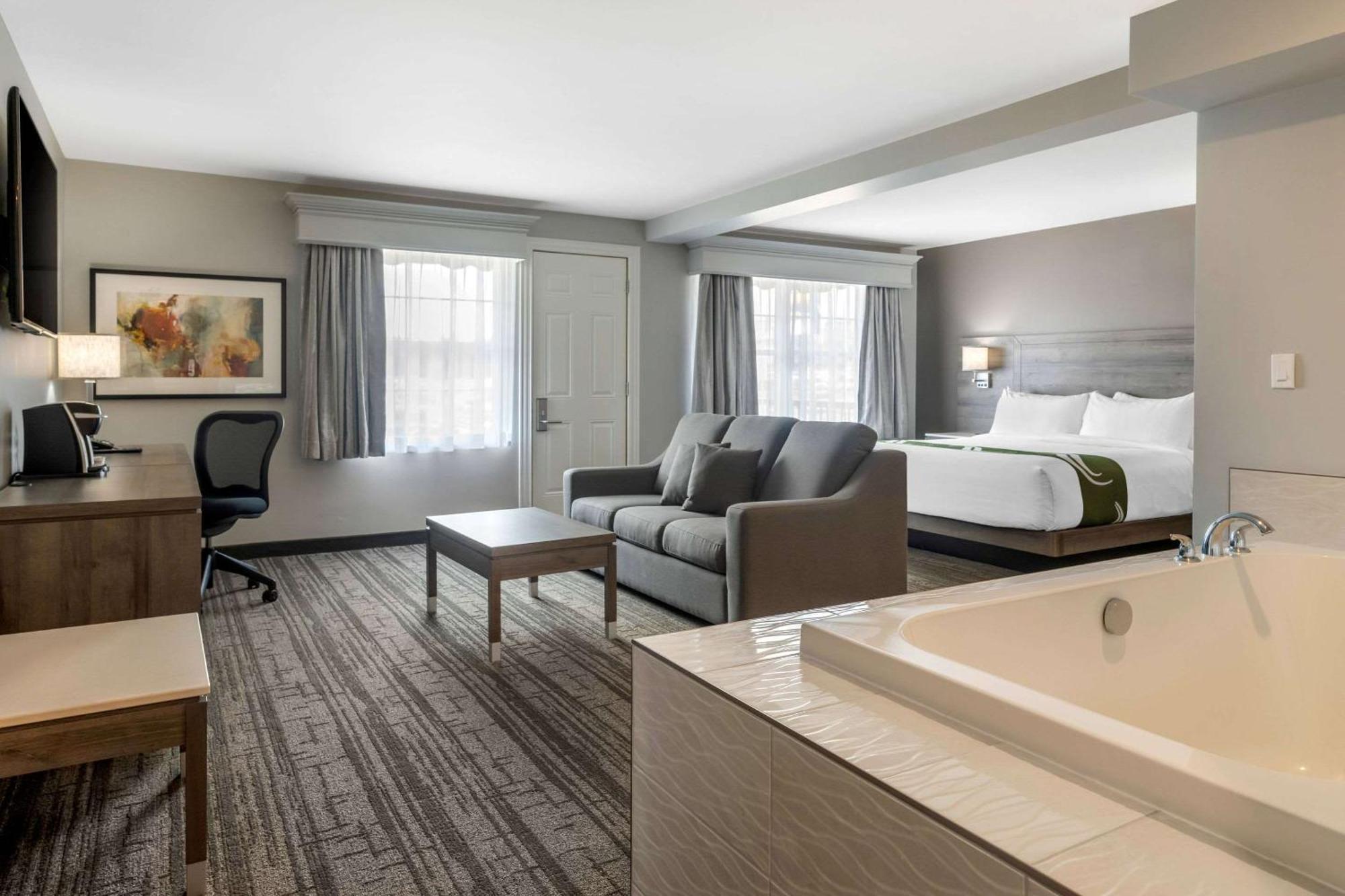 Quality Inn & Suites Amsterdam Фредериктън Екстериор снимка