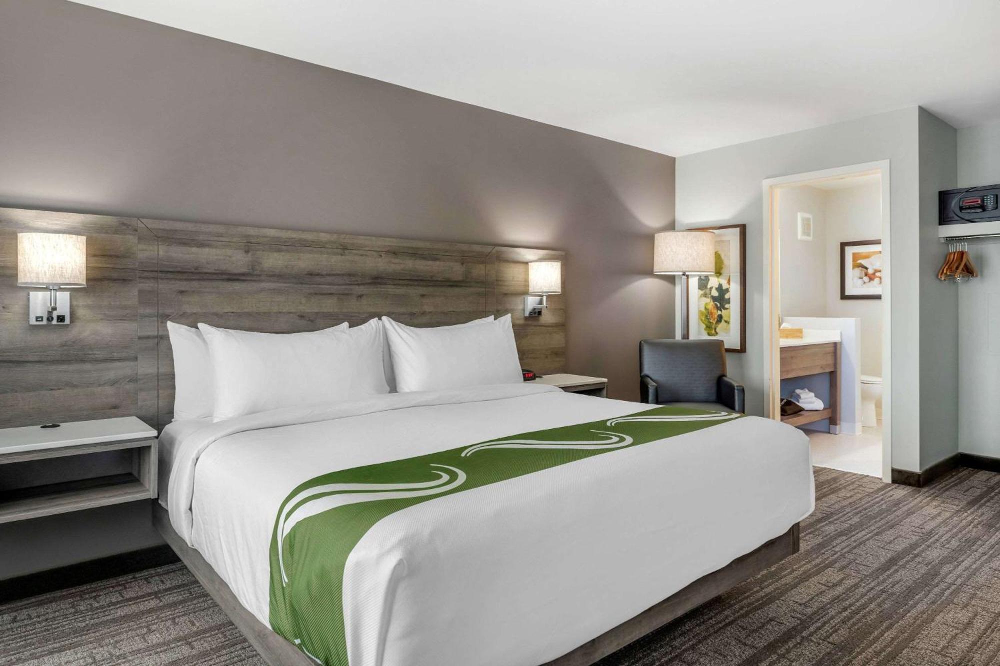 Quality Inn & Suites Amsterdam Фредериктън Екстериор снимка