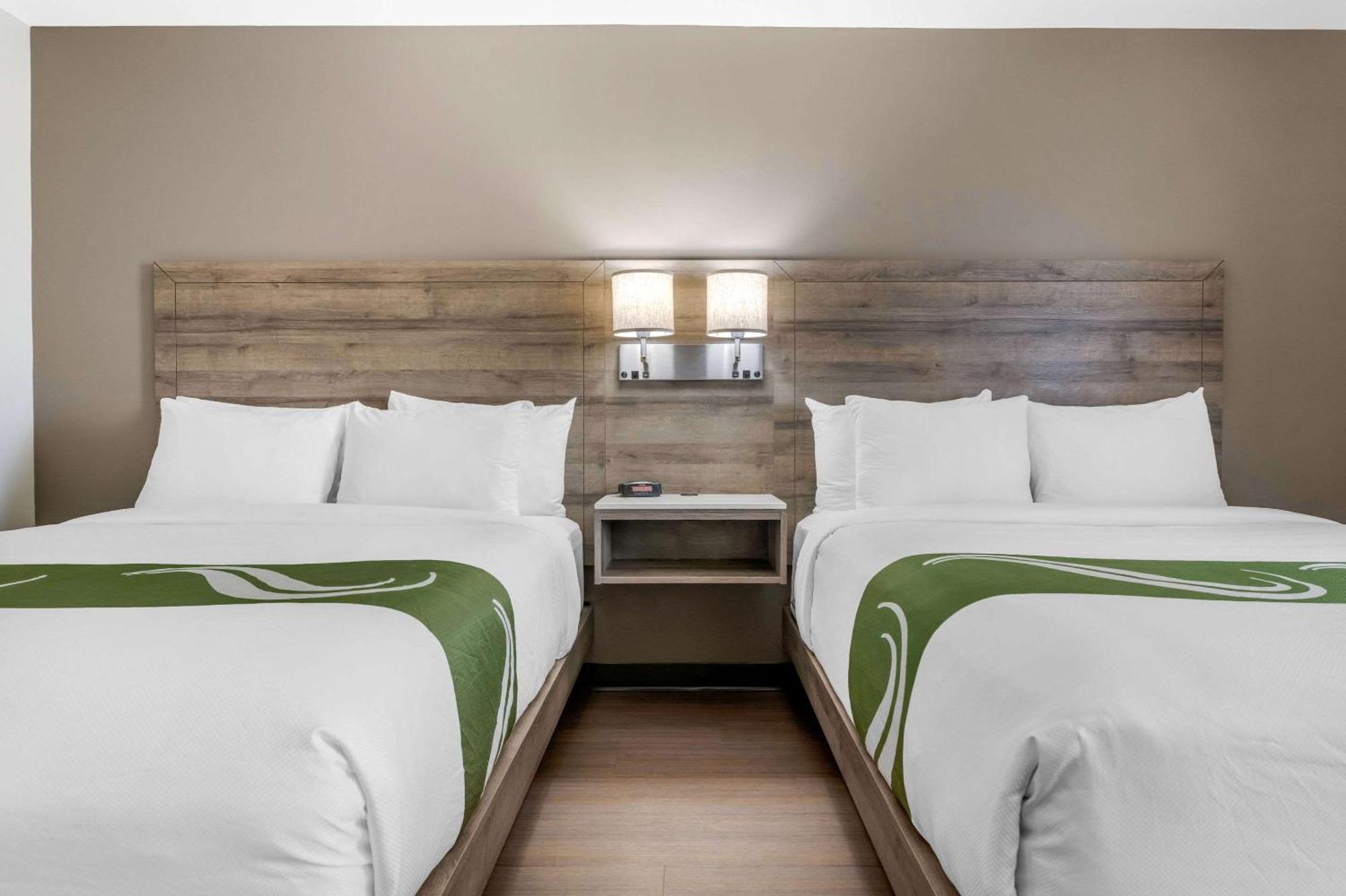 Quality Inn & Suites Amsterdam Фредериктън Екстериор снимка