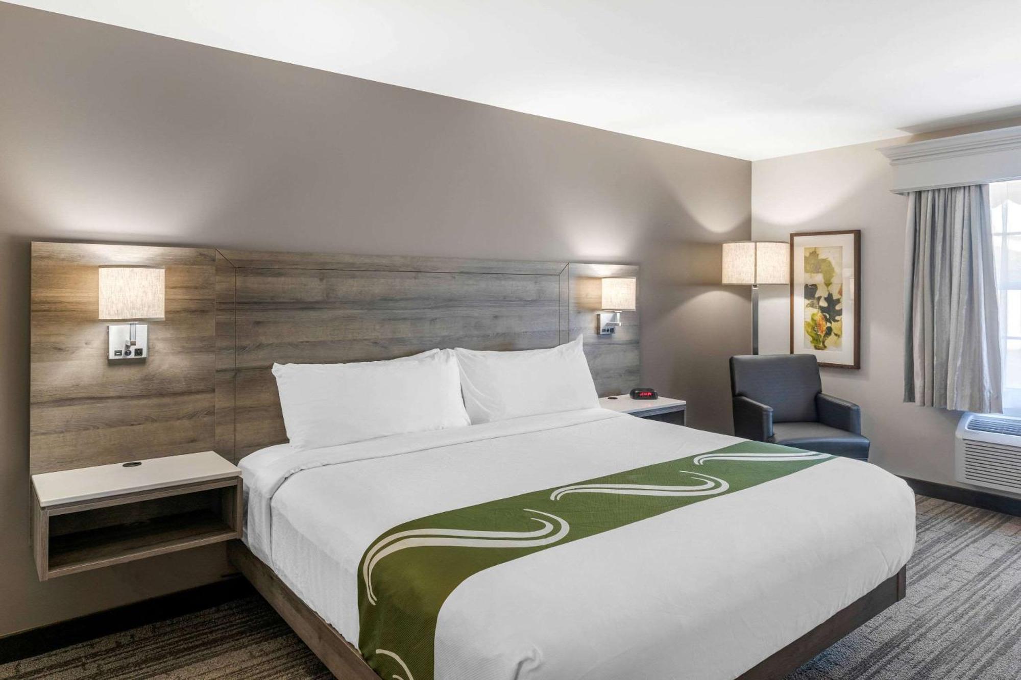 Quality Inn & Suites Amsterdam Фредериктън Екстериор снимка