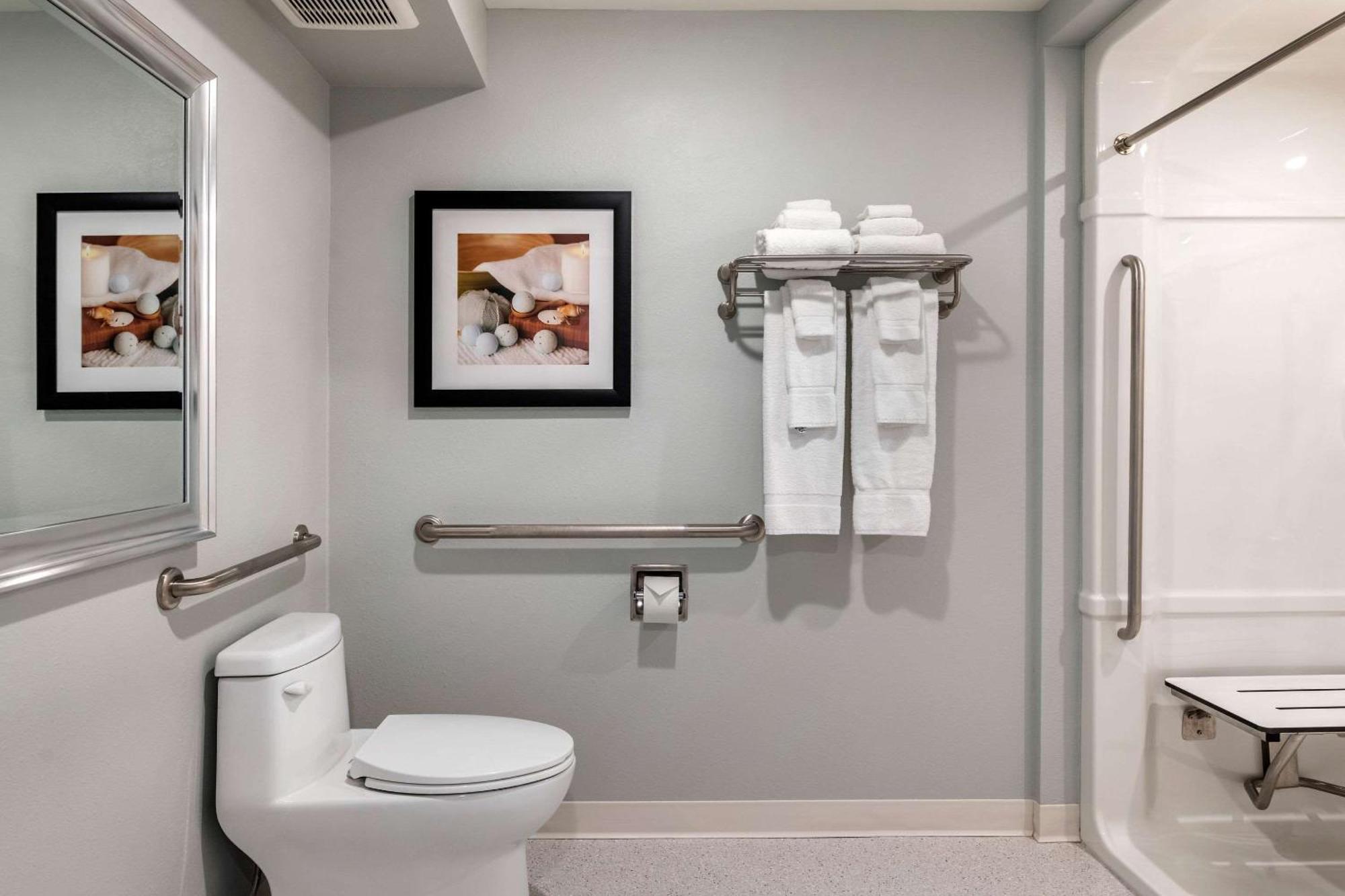 Quality Inn & Suites Amsterdam Фредериктън Екстериор снимка