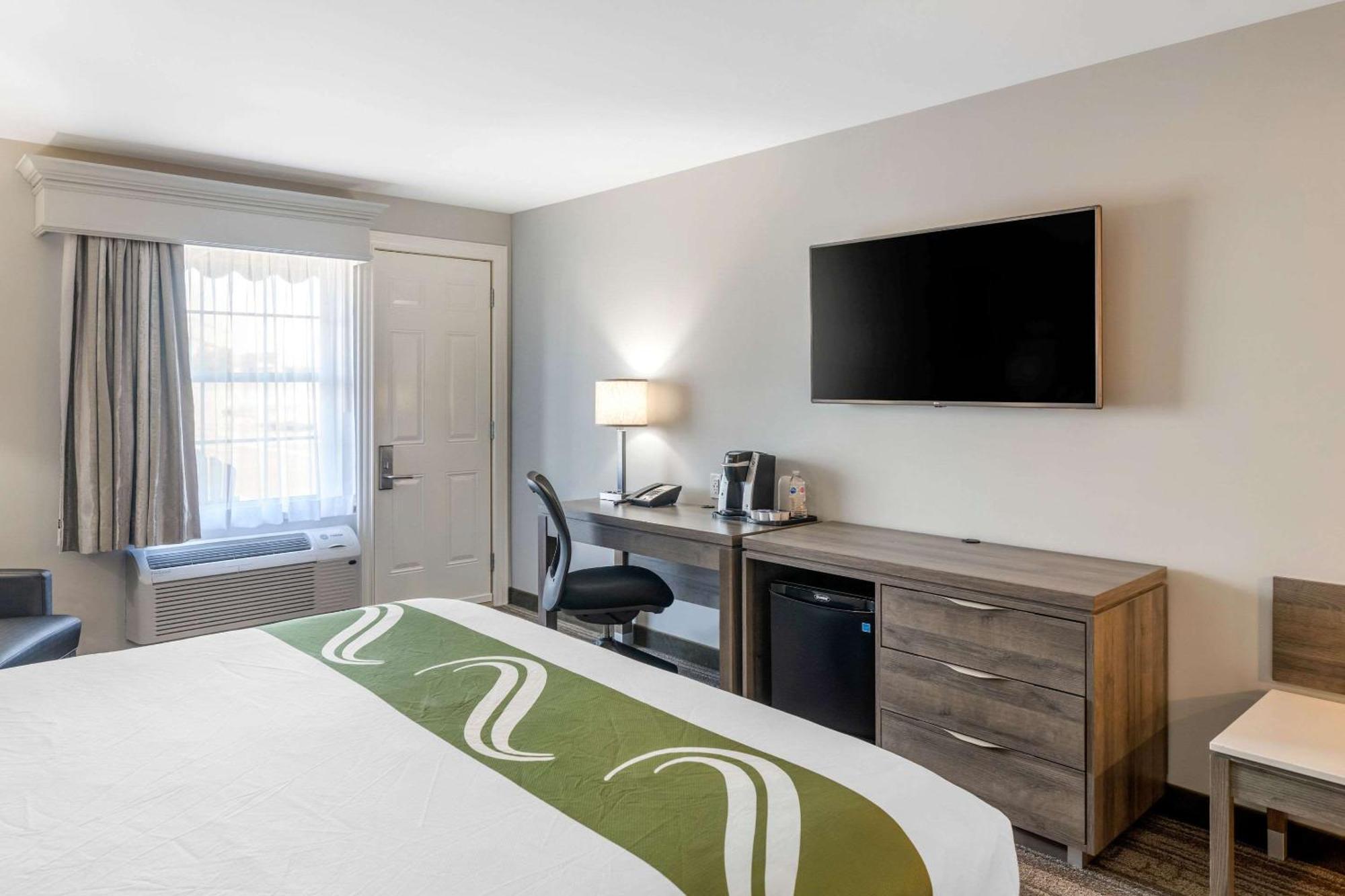 Quality Inn & Suites Amsterdam Фредериктън Екстериор снимка