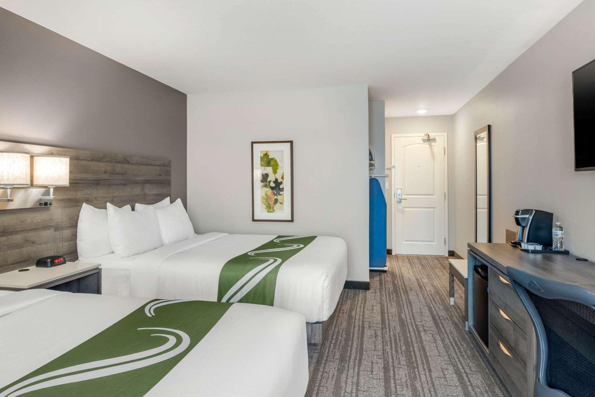 Quality Inn & Suites Amsterdam Фредериктън Екстериор снимка