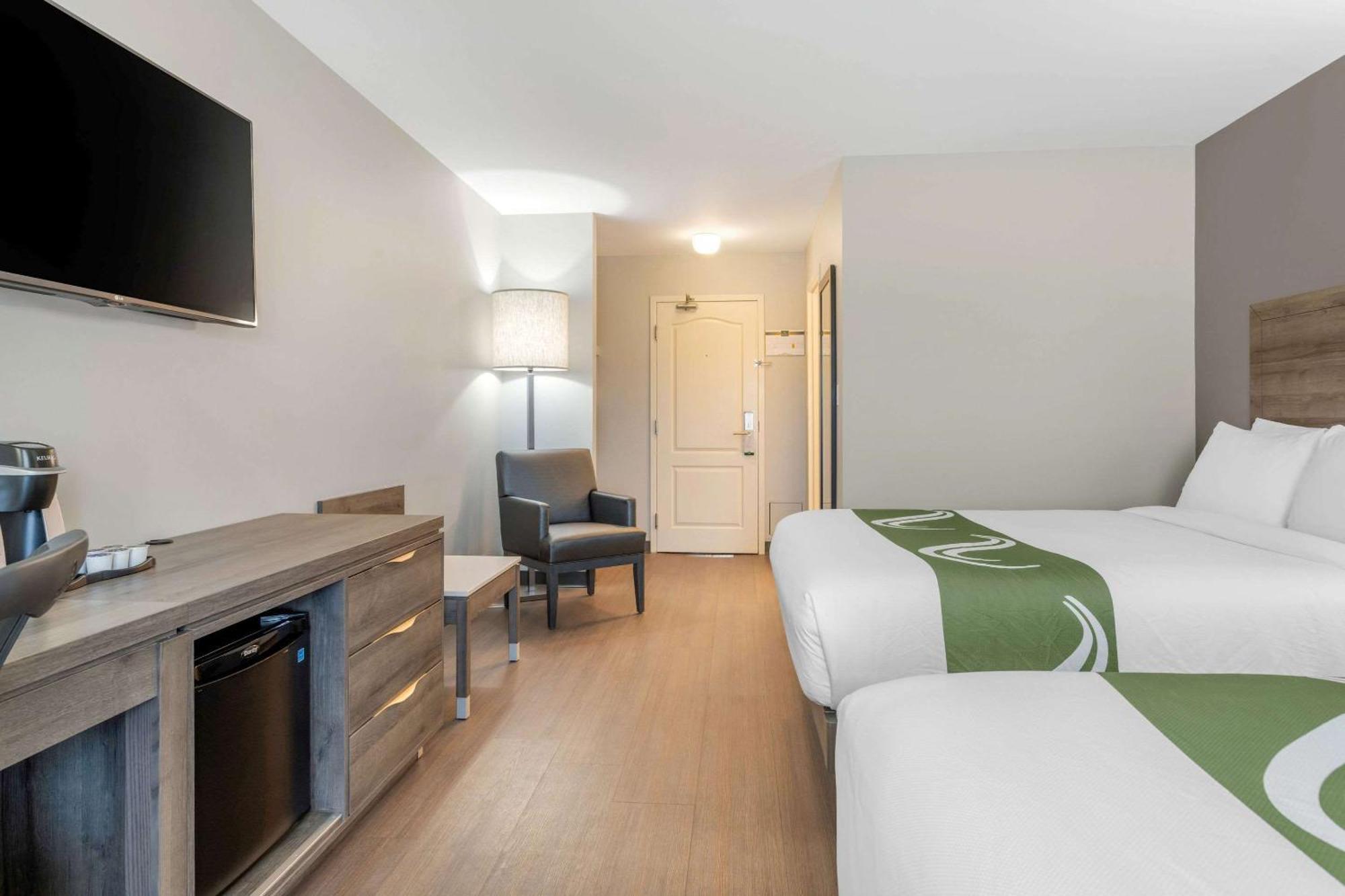 Quality Inn & Suites Amsterdam Фредериктън Екстериор снимка