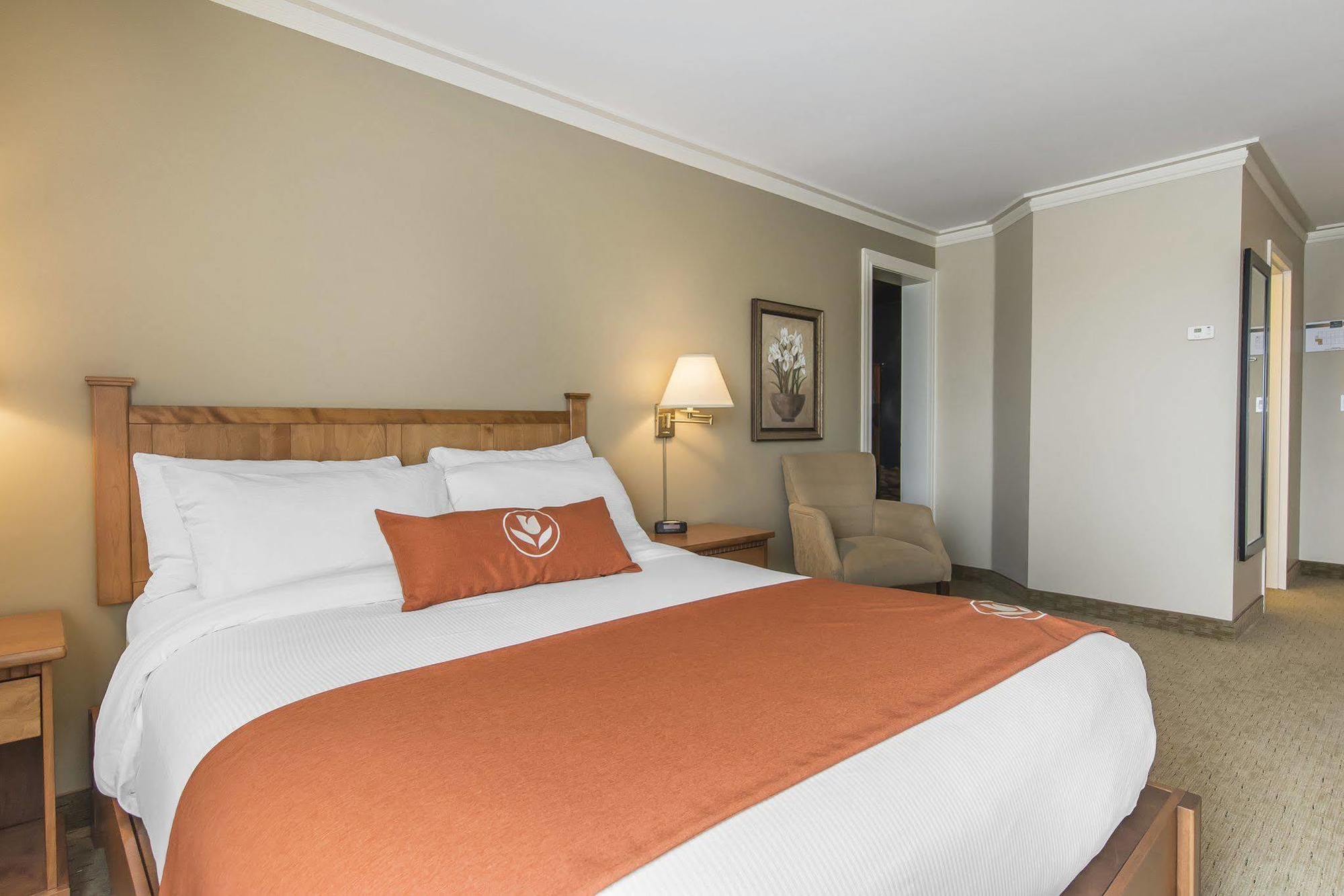 Quality Inn & Suites Amsterdam Фредериктън Екстериор снимка