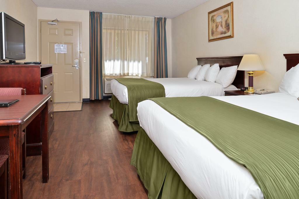Quality Inn & Suites Amsterdam Фредериктън Екстериор снимка