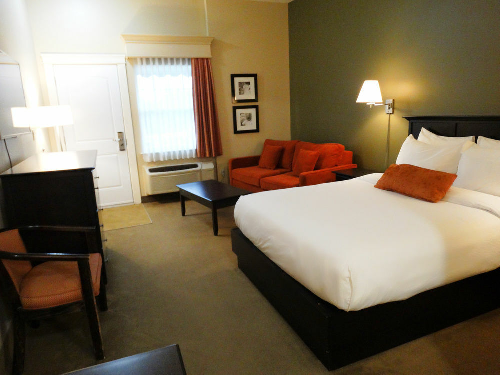 Quality Inn & Suites Amsterdam Фредериктън Екстериор снимка